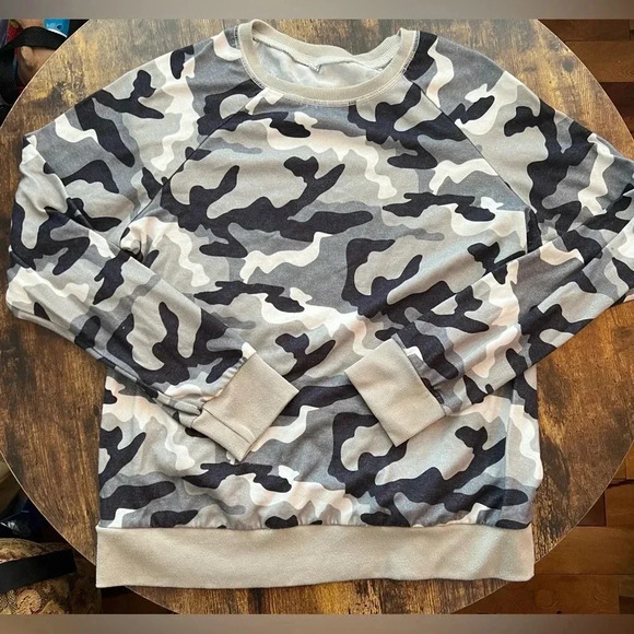 Ladies Camouflage pullover shirt. Size: L. - Picture 2 of 10